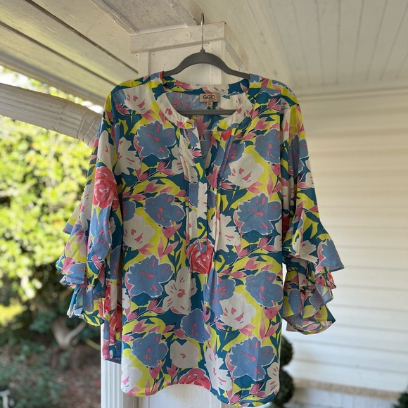 gigio Tops - Gigio Women’s light weight bell sleeve Top. XL
W3